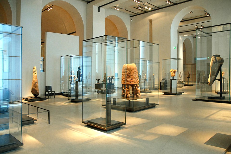 Le Pavillon des Sessions présente une exposition d'art non occidental provenant du Musée du Quai Branly, inaugurée en 2000.