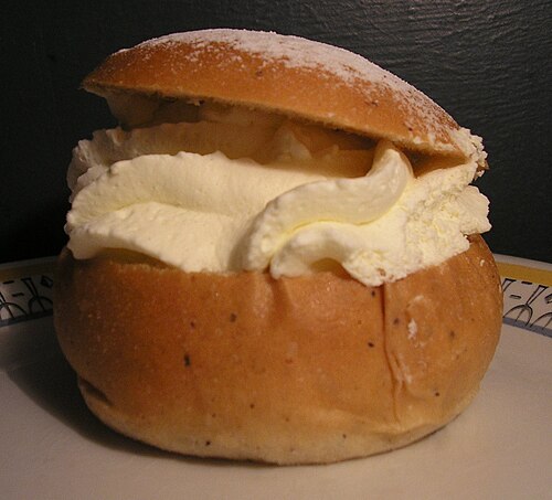 Une semla suédoise