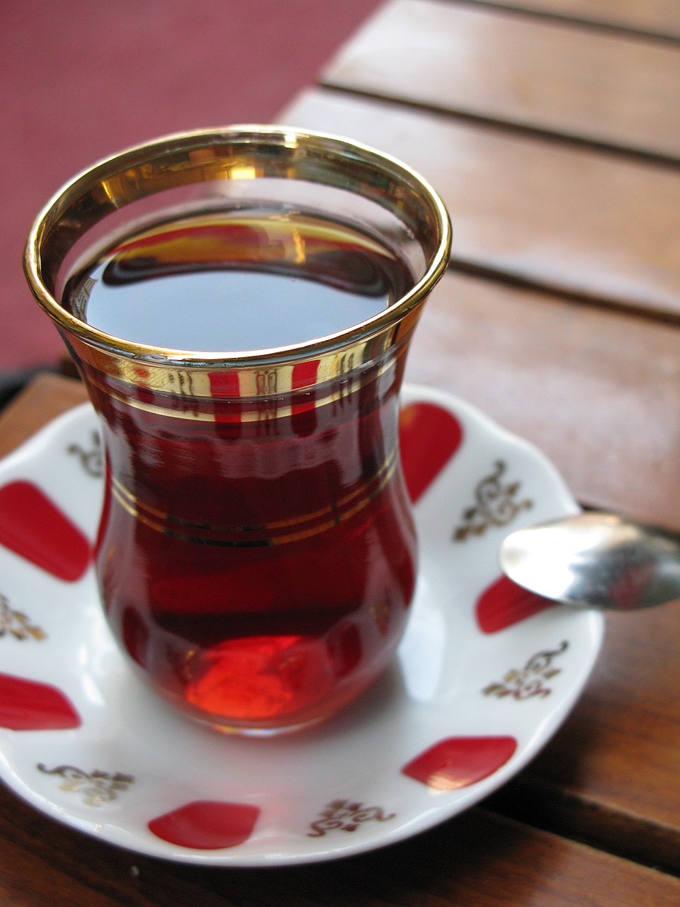 Thé turc servi dans un petit verre typique et sa soucoupe assortie.