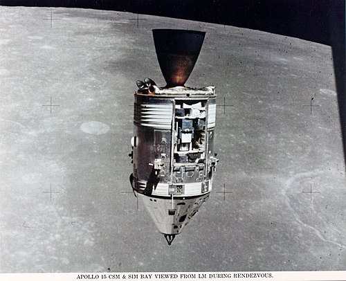 Un vaisseau spatial vu avec la Lune en arrière-plan