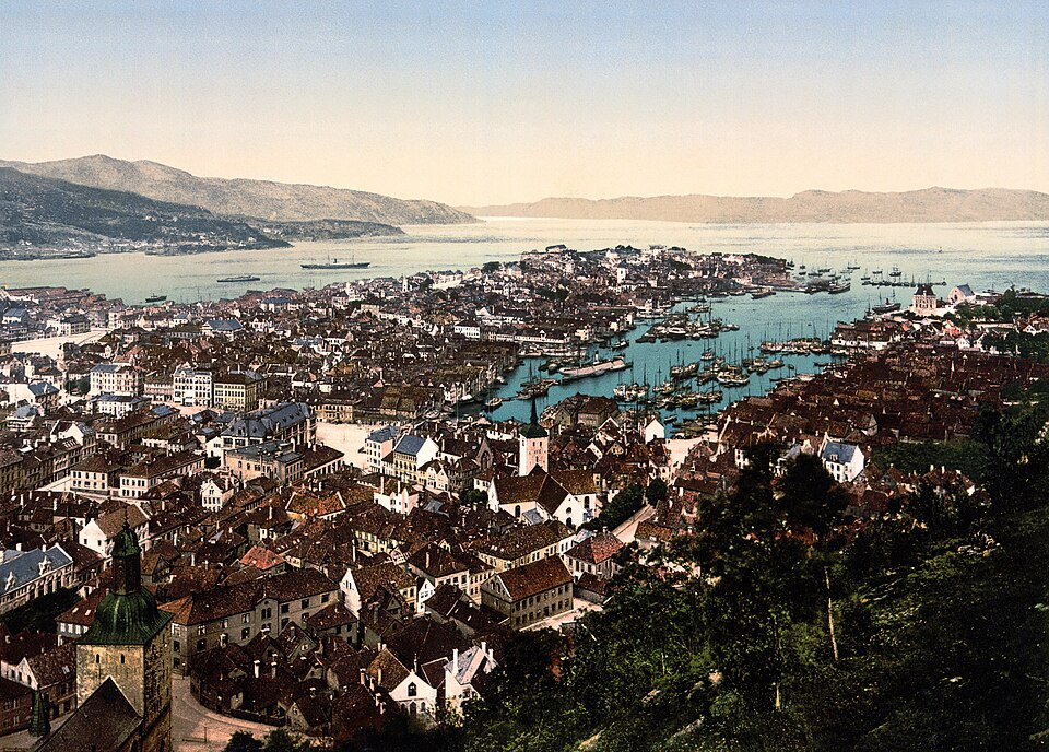 Bergen, Norvège, vers 1890. On aperçoit la cathédrale de Bergen en bas à gauche, l'église Sainte-Croix au centre, la baie (Vågen) et la forteresse de Bergenhus à droite de l'ouverture de Vågen.