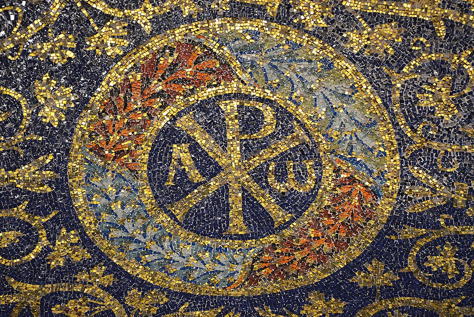 Monogramme Chi Rho et Alpha et Omega de la fin de l'époque romaine - début de l'époque byzantine dans le mausolée de Galla Placidia, Ravenne, Italie, architecte ou artisan mosaïste inconnu, 425-450