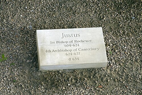 Pierre posée au sol avec l'inscription « Justus, premier évêque de Rochester 604-624, quatrième archevêque de Canterbury 624-627, décédé en 627 »