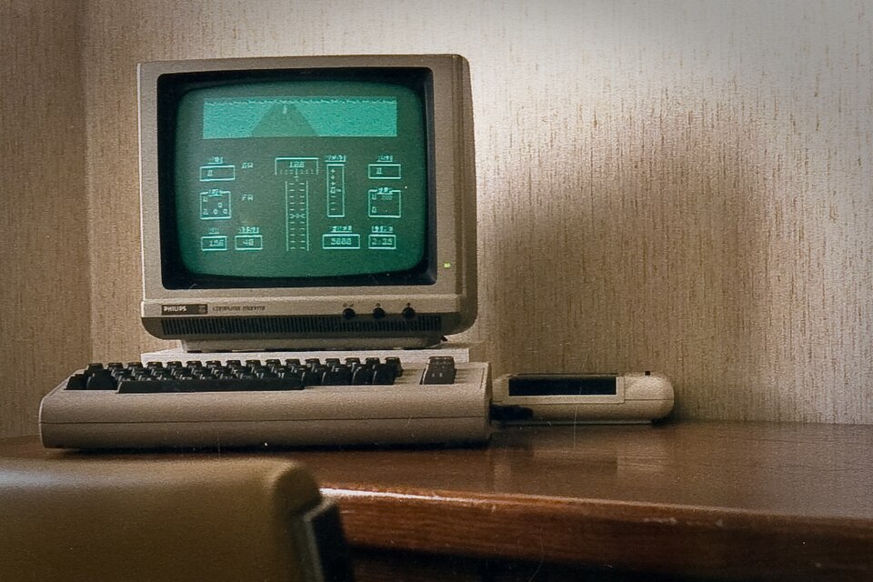 Les avancées technologiques telles que les premiers ordinateurs personnels, l’ordinateur personnel IBM, le Commodore 64 (photo) et le Macintosh 128K étaient populaires dans les années 1980.