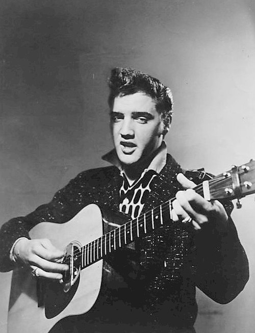 Photo publicitaire d'Elvis jouant de la guitare