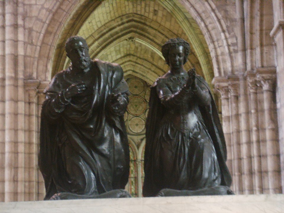 Basilique Saint-Denis, bronzes agenouillés d'Henri II et de Catherine de Médicis au-dessus de leur tombe