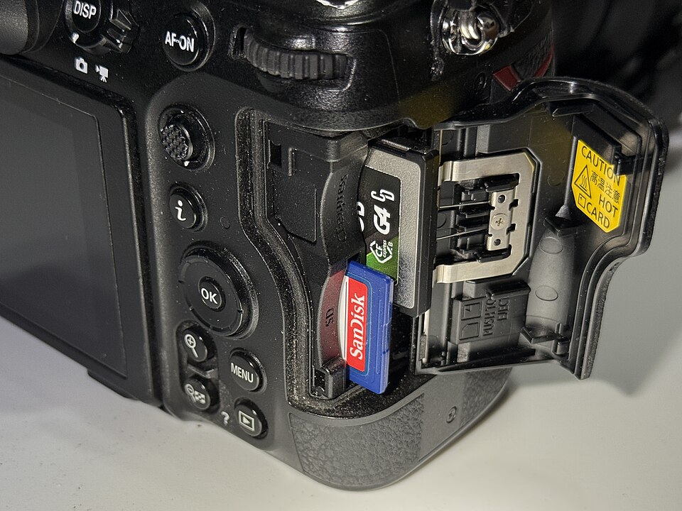 Emplacements CFexpress Type B et SD sur un appareil photo Nikon Z8