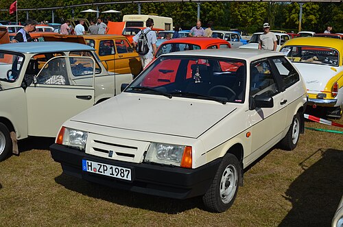 VAZ 2108 Samara (3 portes), capot et aile plus courts de conception initiale