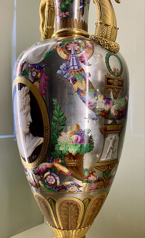 Feston néoclassique sur un vase, Manufacture de porcelaine de Sèvres, 1814, porcelaine dure à fond platine et montures en bronze doré, Louvre[11]