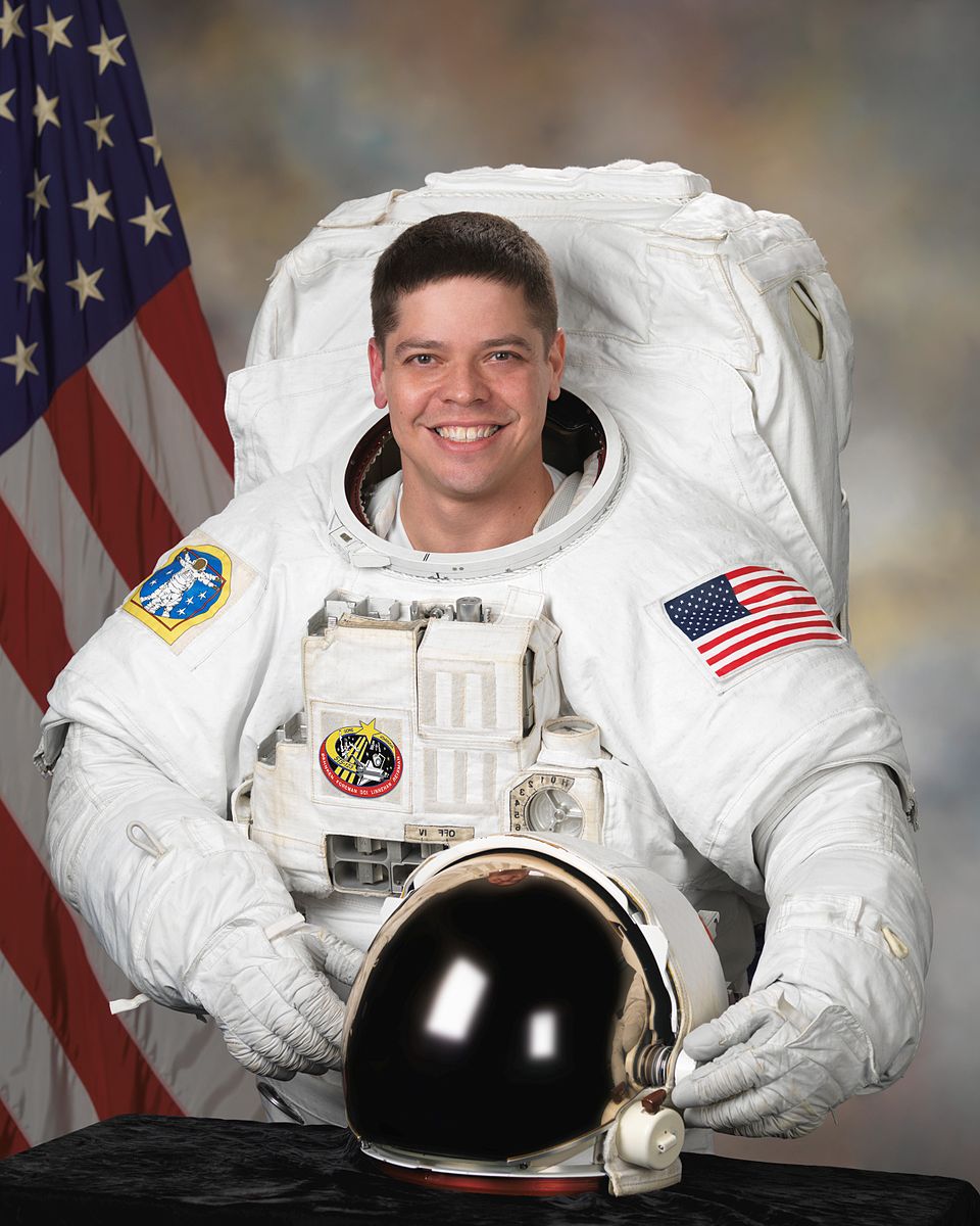 Bob Behnken, MS, 1993 ; PhD, 1997, ancien astronaute de la NASA et chef du Bureau des astronautes