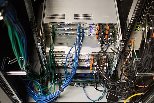 Les serveurs de la Fondation Wikimedia vus de l'arrière