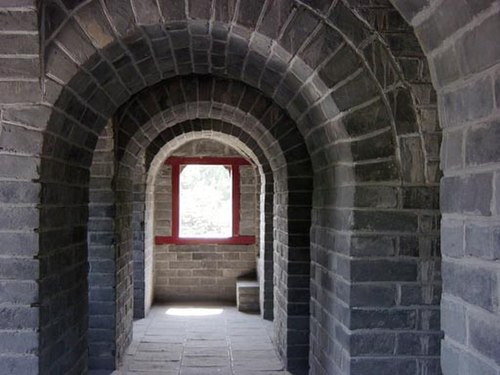 Arcs en plein cintre construits en briques et/ou en blocs de pierre sur la Grande Muraille, Chine