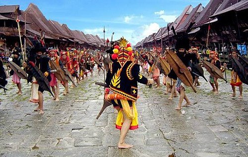 Danseurs avec des boucliers traditionnels de Nias