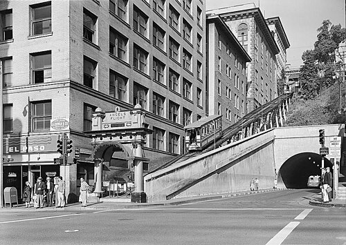 Vue de bas en haut de l'Angels Flight original avec le tunnel de la 3e rue, 1960.