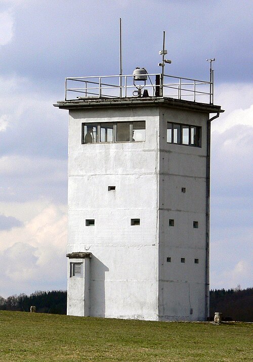 Une Führungsstelle ou Kommandoturm, une tour de 6 m (20 pieds) de haut qui servait également de tour d'observation et de centre de commandement[citation nécessaire]