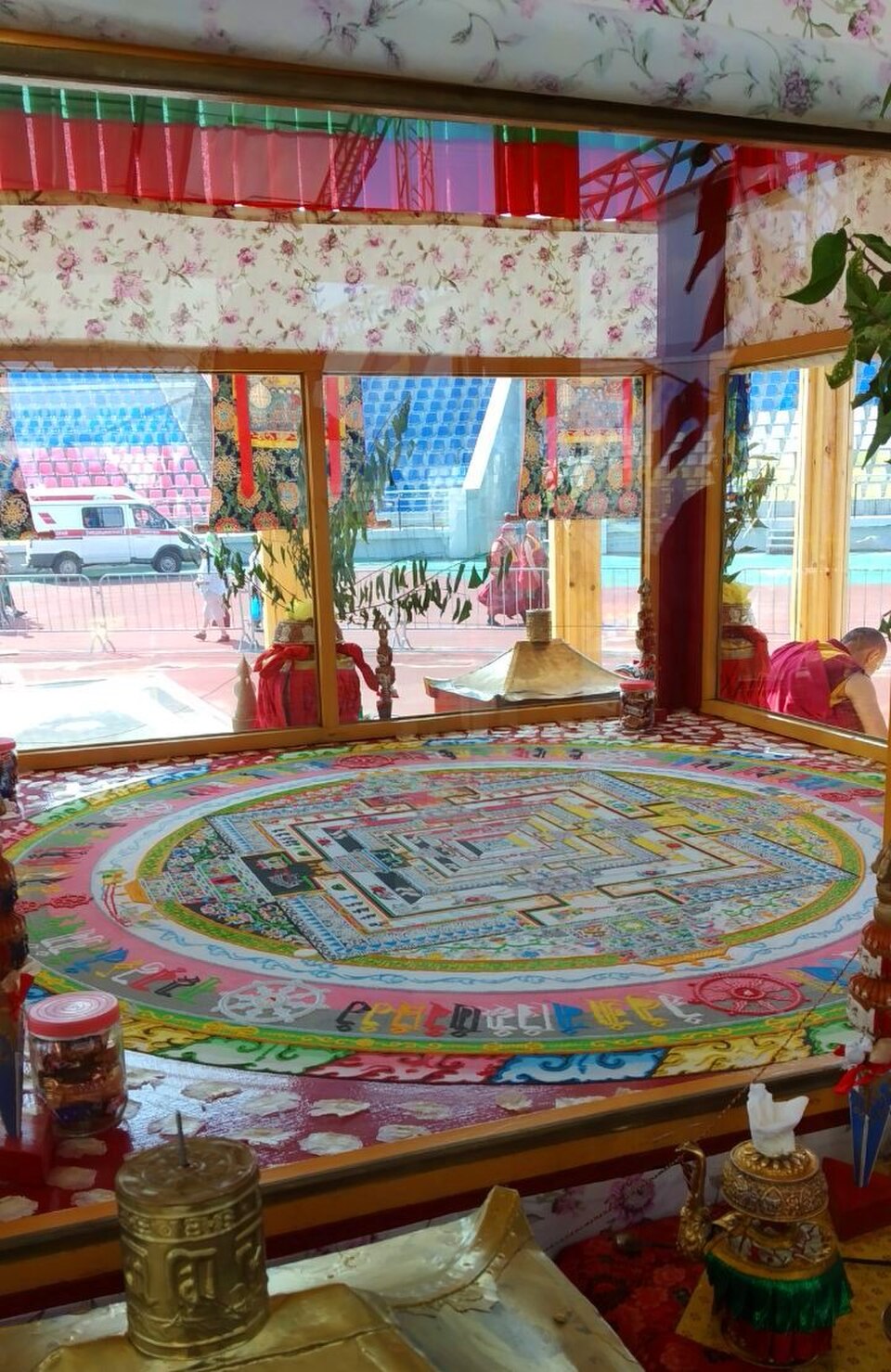 Mandala de Kalachakra dans un pavillon de verre spécialement aménagé. Les pèlerins bouddhistes font trois fois le tour du pavillon dans le sens des aiguilles d'une montre. Bouriatie, le 16 juillet 2019