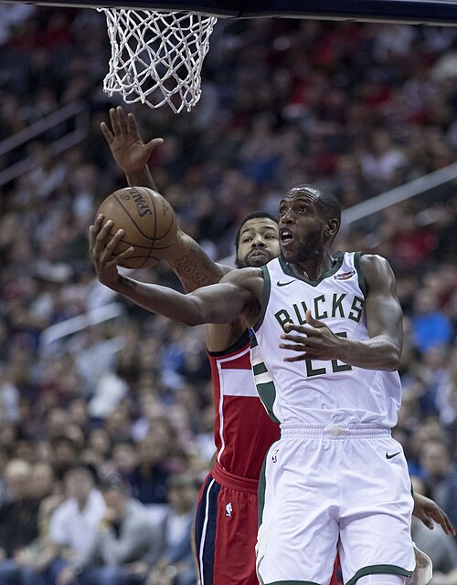Khris Middleton des Milwaukee Bucks tire un lay-up