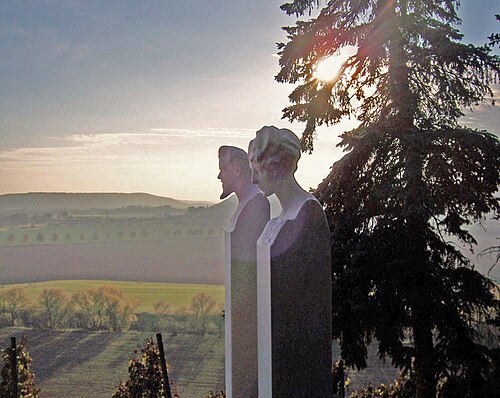 Mémorial avec portraits sur la tombe de Max Klinger et Gertrud Klinger par Johannes Hartmann, Großjena, Allemagne