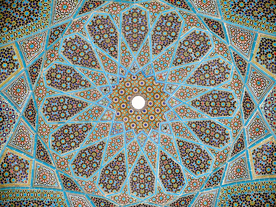 Carreaux géométriques arabesques sur la face inférieure du dôme du tombeau de Hafiz Shirazi à Shiraz, en Iran