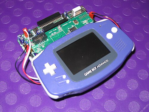 Le contrôleur de robot XBC. La Game Boy Advance, la Game Boy Micro ou la Game Boy Advance SP peuvent être utilisées avec la XBC.