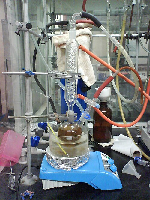 Le toluène est refluxé avec un dessiccant à base de sodium-benzophénone avant d'être distillé pour donner du toluène pur sans oxygène ni eau.