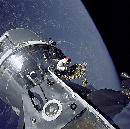 Un astronaute à mi-chemin de son vaisseau spatial, la Terre en arrière-plan