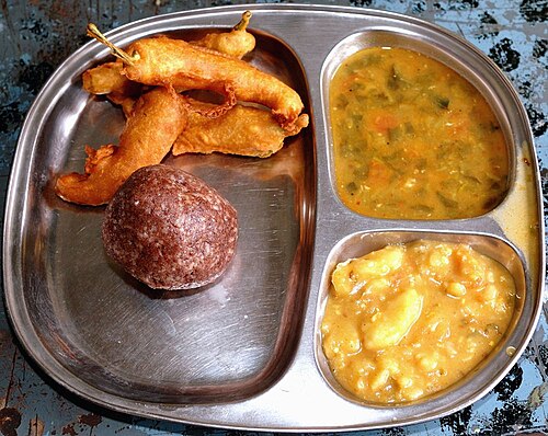 Ragi mudde et bhajji avec sambar et chutney