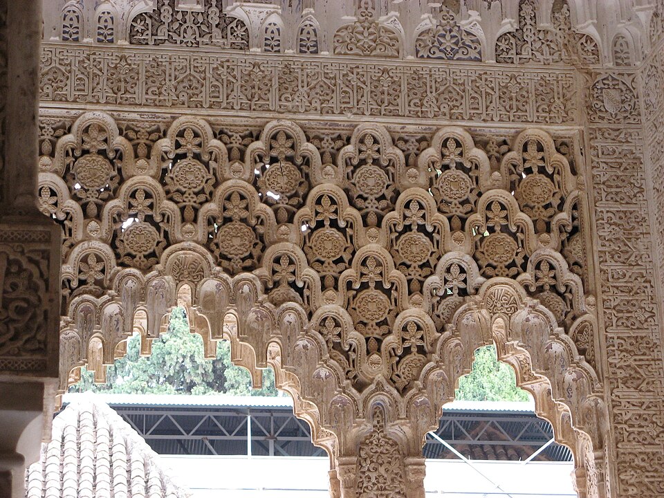 Arc de l'Alhambra orné de stalactites Muqarnas (Mocárabe)
