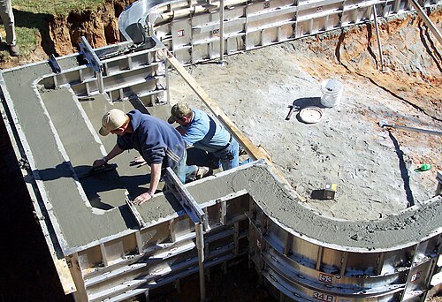 Construction d'une piscine en béton avec des coffrages en aluminium