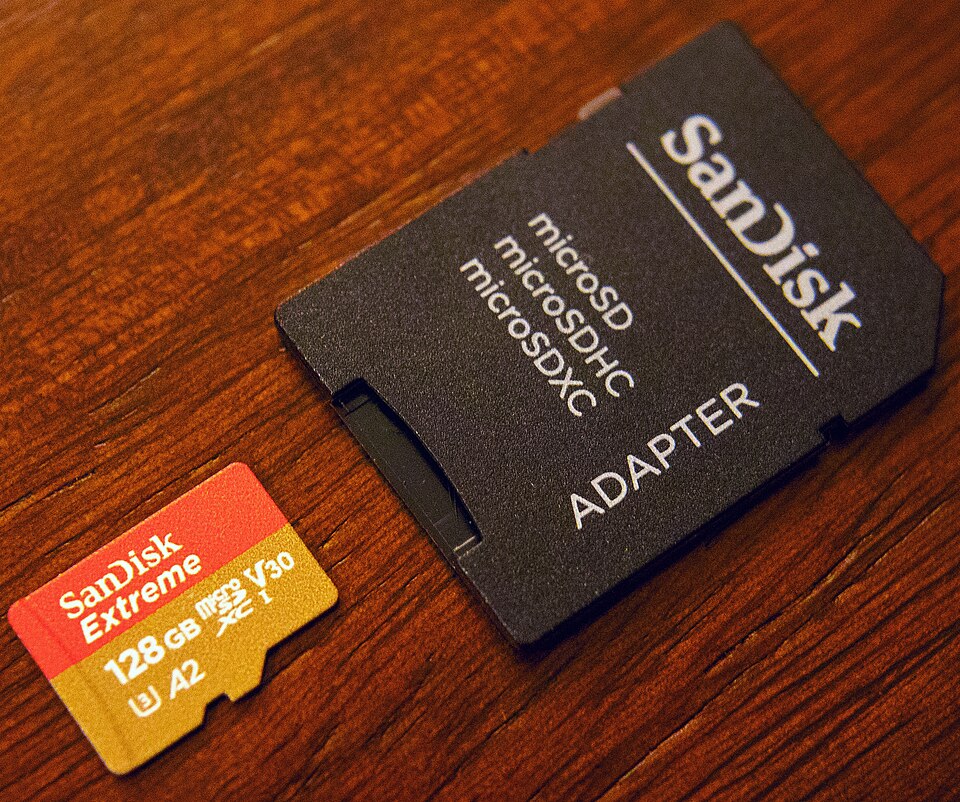 Carte microSD (à gauche), adaptateur microSD vers carte SD (à droite)