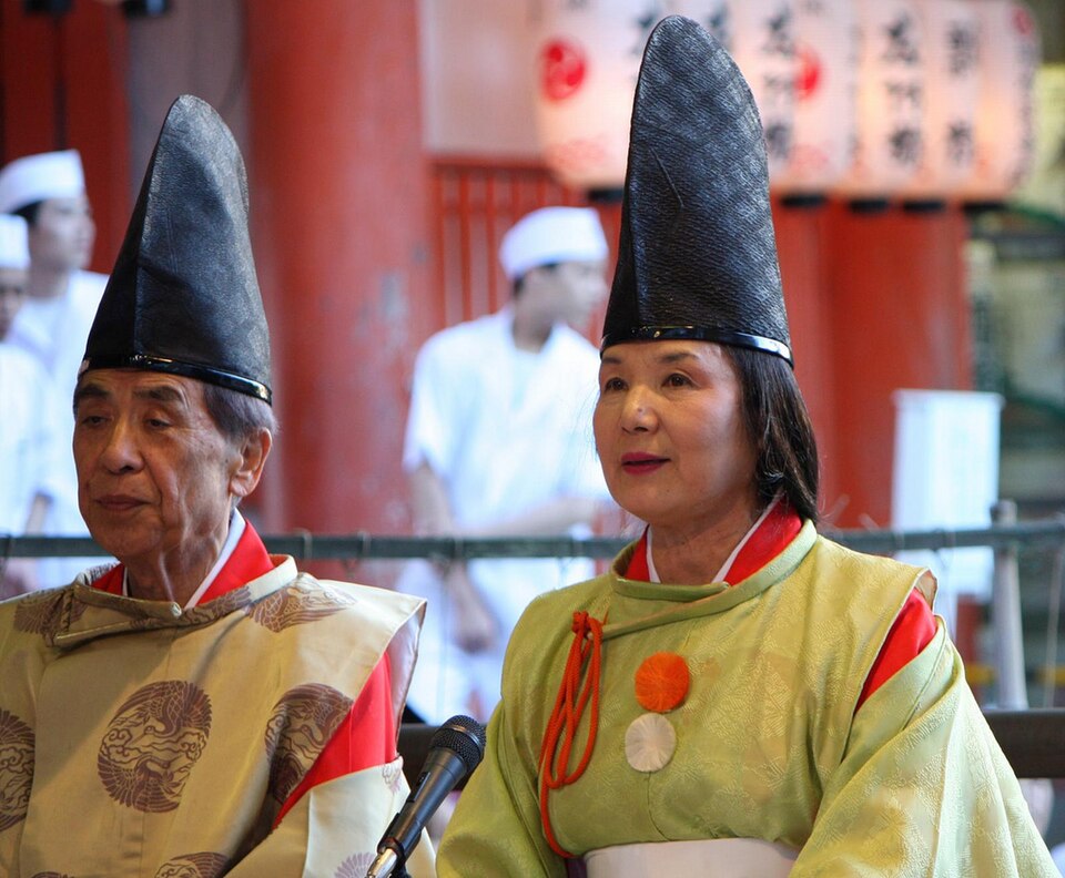 Prêtre et prêtresse shintoïste au Japon.