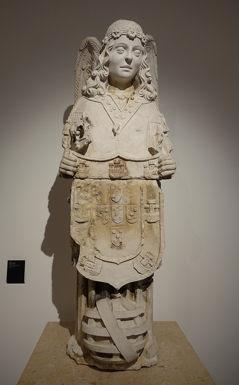 Statue en pierre du XVIe siècle représentant l'Ange du Portugal, au Musée national Machado de Castro, au Portugal.