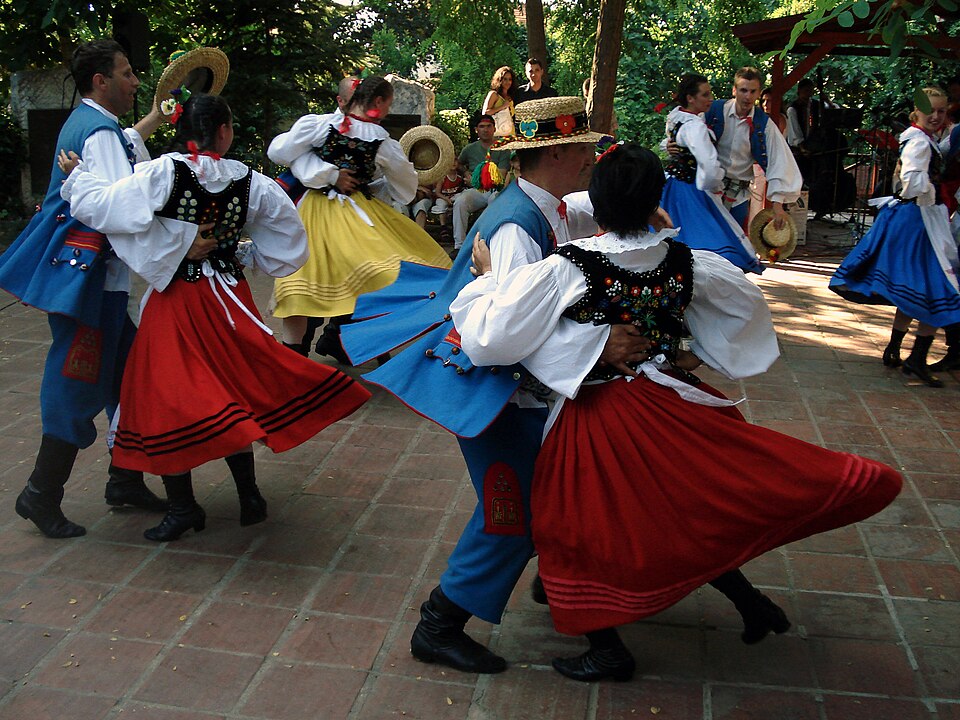 Danse folklorique – certaines traditions de danse voyagent avec les communautés immigrées, comme cette danse de festival exécutée par une communauté polonaise en Turquie.