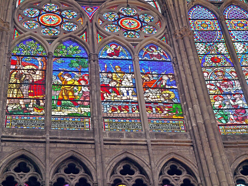 Les vitraux élaborés du chœur de la basilique Saint-Denis