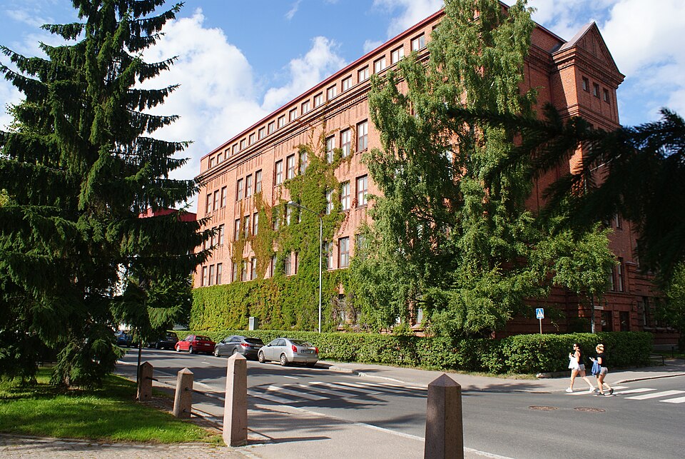 Le bâtiment en briques rouges du lycée Kallavesi à Kuopio, en Finlande