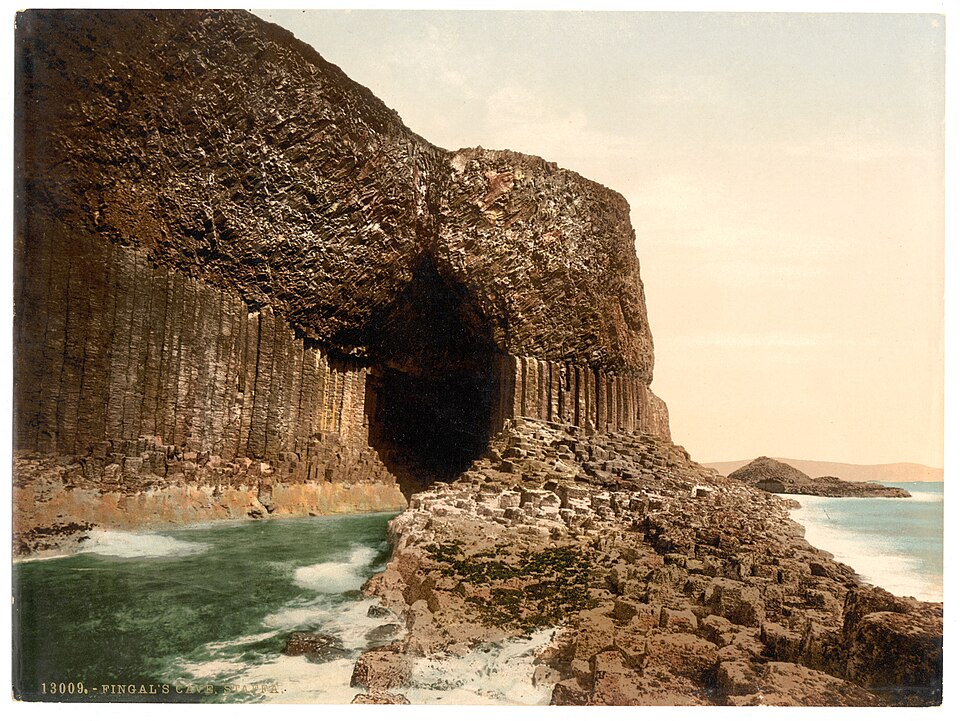 Entrée de la grotte de Fingal à marée basse, 1900