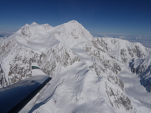 Vue aérienne de Denali ; une aile d'avion est visible dans le coin inférieur gauche