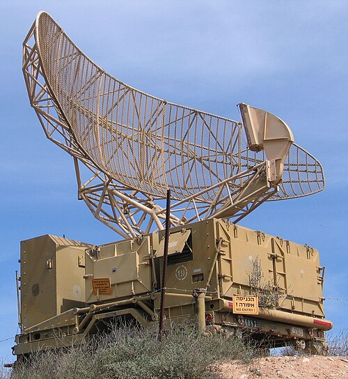 Le radar militaire israélien est typique du type de radar utilisé pour le contrôle aérien. Son antenne pivote à vitesse constante, balayant l'espace aérien local avec un faisceau vertical étroit en forme d'éventail, afin de détecter les aéronefs à toutes les altitudes.