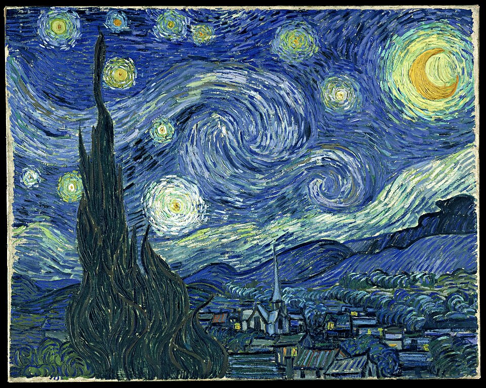 Un paysage où le ciel étoilé occupe les deux tiers de l'image. Au premier plan, à gauche, un cyprès sombre et pointu s'étend du bas vers le haut. À gauche, des maisons de village et une église au clocher élancé se nichent au pied d'une chaîne de montagnes. Le ciel est d'un bleu profond. En haut à droite, un croissant de lune jaune est auréolé de lumière. De nombreuses étoiles brillantes, grandes et petites, sont chacune entourée d'un halo tourbillonnant. Au centre du ciel, la Voie lactée est représentée par un double vortex.