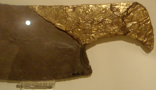 Vue rapprochée du serekh de Djer sur le couteau de cérémonie en silex du Musée royal de l'Ontario.