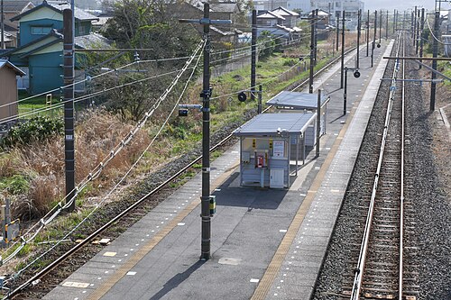 Un exemple de quai insulaire de base au Japon. La gare d'Ōto sur la ligne Narita.