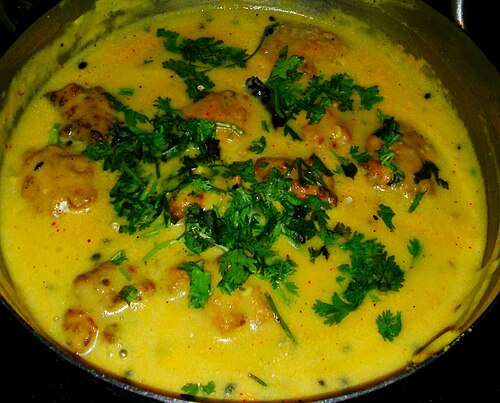 Khadi Pakora est une sauce à base de pakora et de yaourt consommée avec du riz ou du roti.