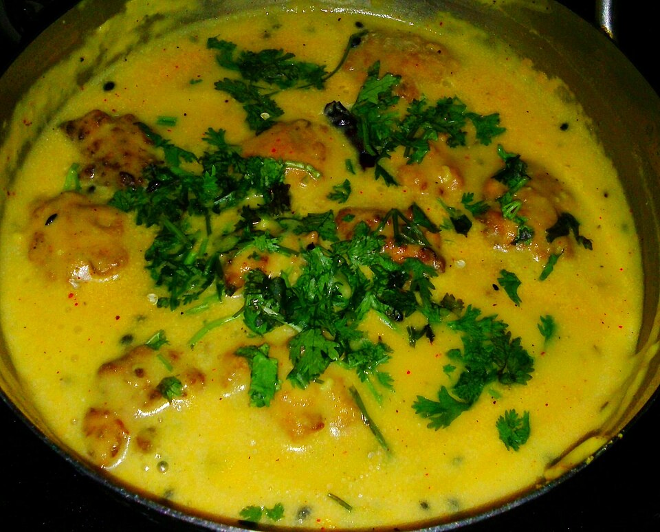 Kadhi Pakora : pakoras dans une sauce au yaourt épicée servie avec du riz ou du roti