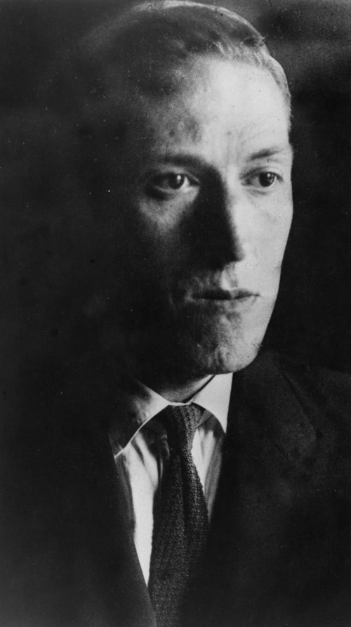 Une photo de HP Lovecraft, tourné vers la droite
