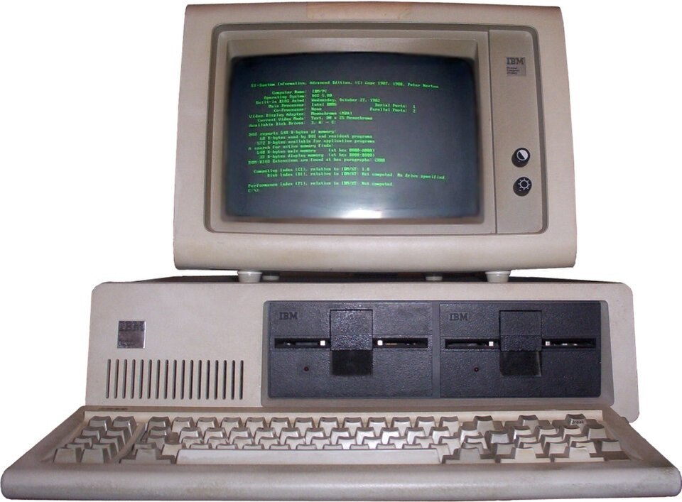 L'IBM PC (modèle 5150), le premier PC compatible DOS, est sorti en 1981. Les IBM PC et les modèles compatibles d'autres fournisseurs allaient devenir les systèmes informatiques les plus utilisés au monde.