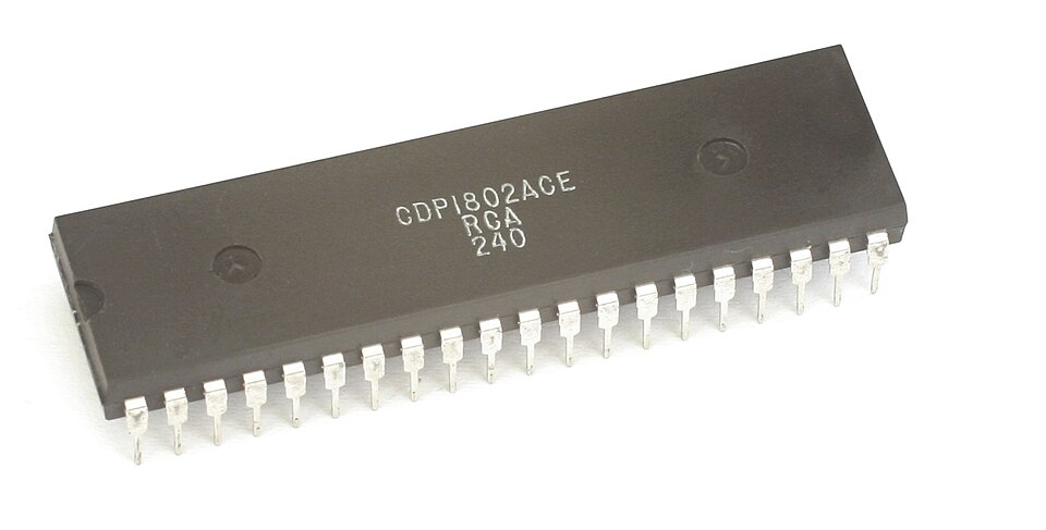 RCA 1802, parfois connu sous le nom de COSMAC, un microprocesseur CMOS 8 bits de 1976