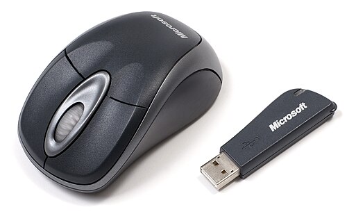 Une ancienne souris sans fil Microsoft conçue pour les ordinateurs portables