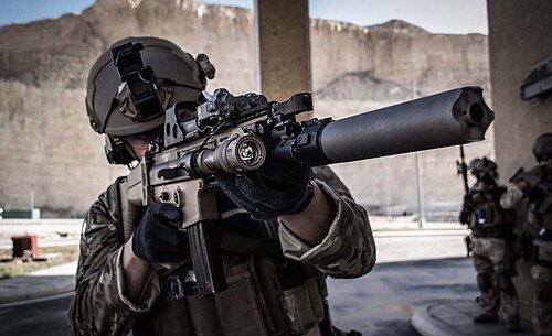 Soldat belge du SFG armé du SCAR-L avec silencieux