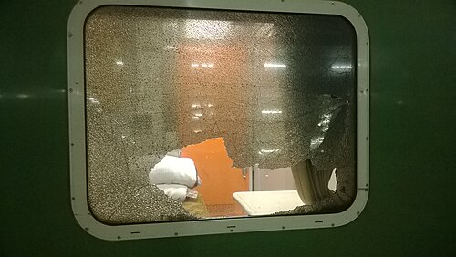 Jets de pierres sur un train
