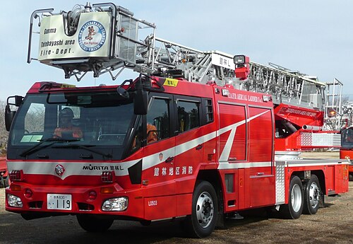 Camion à échelle (ou à tour)